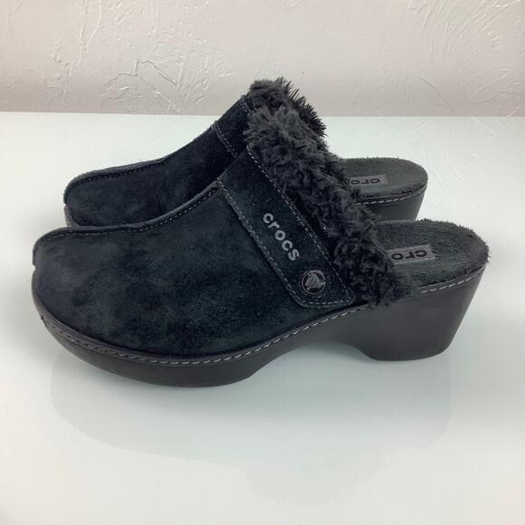 CROCS Black Suede Sherpa lined Clogs Mules women SZ 7 EUC - Picture 4 of 12